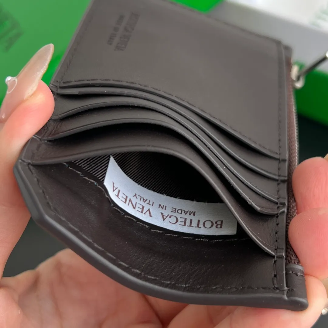 BV’s new 805827 vertical zipper card holder 🎈 The classic small woven work that I miss 0.7 is back. It’s really very design-friendly. The calfskin texture is high-end. It’s carefully designed with five card slots and a central compartment. You can also put cash in for daily use. You deserve to have such an thoughtful design. Size: 12*7*0.5 layers cm P540